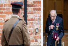 Századik születésnapjára több mint 30 millió fontot gyűjtött a brit egészségügynek Tom Moore