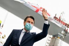 A kormánykoalícióból is érkezett támadás a „virológusokat támogató” olasz kormányfő ellen