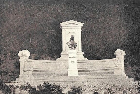 Trianon 100: lerombolt emlékműveket mutat be az OSZK