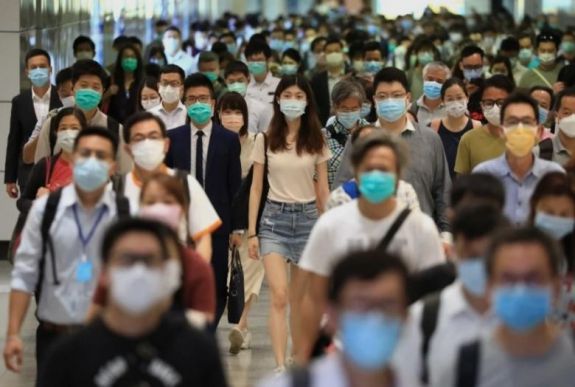 Peking visszautasítja a koronavírus-járvánnyal kapcsolatos amerikai vádakat