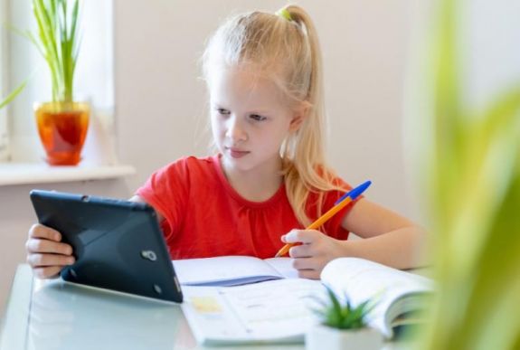 Tanügyminiszter: számítógépet és internetet kapnak a hátrányos helyzetű gyerekek