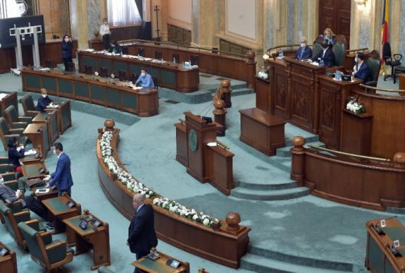 RMDSZ: nem szűnik meg a kényszerszabadság-támogatás, otthon maradhatnak a szülők a tanév végéig