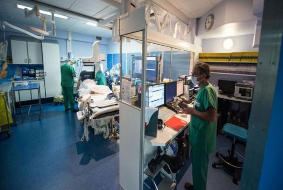 Franciaországban 27 ezerhez közelít a halottak száma