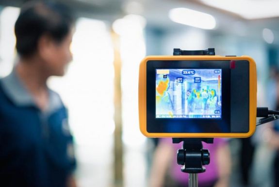 Költségvetést módosítottak Kolozsváron az iskolai hőszkennerek miatt