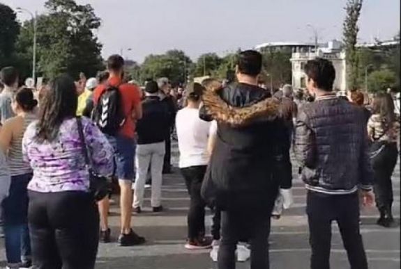 Több mint százan tüntetnek a bukaresti kormánypalota előtt