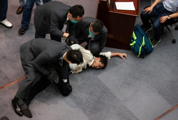 Dulakodás tört ki a hongkongi törvényhozói tanács ülésén