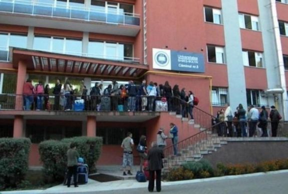 A BBTE hallgatói hazavihetik a bentlakási szobáikban maradt személyes tárgyaikat