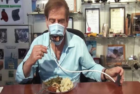 Nyitható szájmaszkot fejlesztettek ki az éttermi étkezésekhez