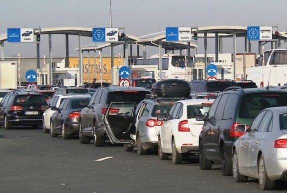 Továbbra is sokat kell várakozni a nagylaki határátkelőnél