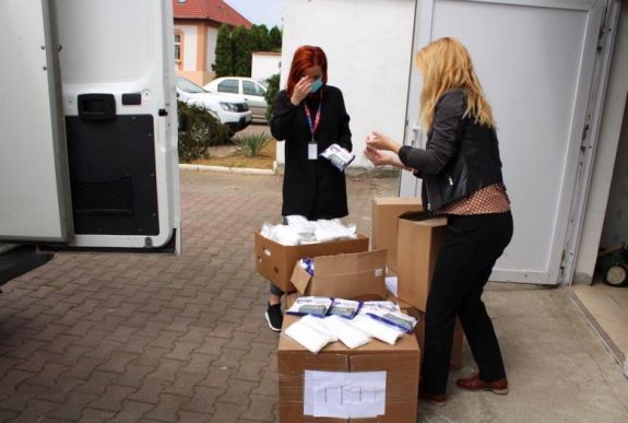 Ingyen maszkot és fertőtlenítő kendőt osztanak Bihar megyében