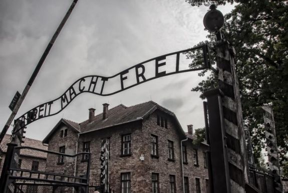 Elrejtett tárgyakat találtak Auschwitz egyik blokkjának kéményében