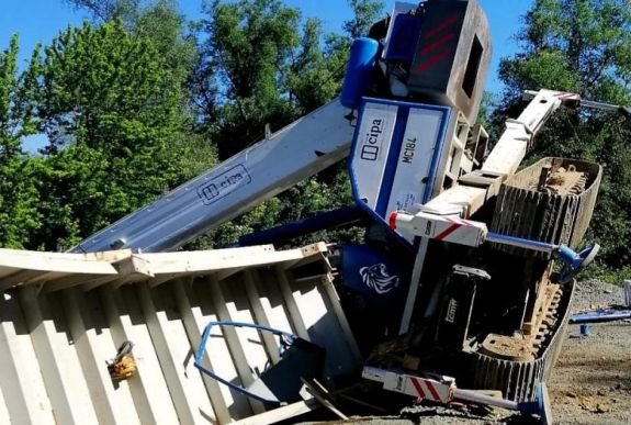 Maga alá temette a gépkezelőt a lánctalpas kotró