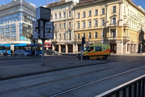 A Blaha Lujza téri villamosmegállóban hozta világra gyermekét egy nő Budapesten