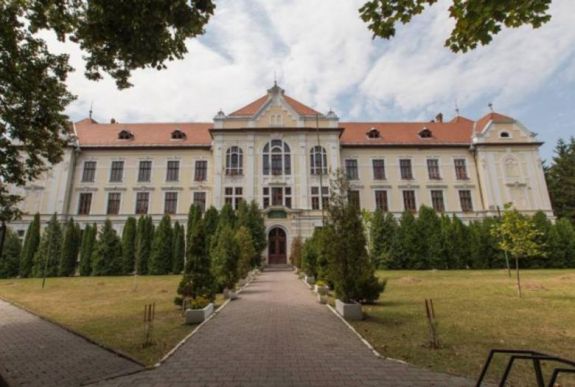 A marosvásárhelyi katolikus iskola története két és fél percben – az Erdély TV gyártásában