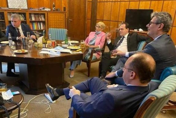FRISSÍTVE - Pöfékelve ünnepelte születésnapját Ludovic Orban egy kormányirodában