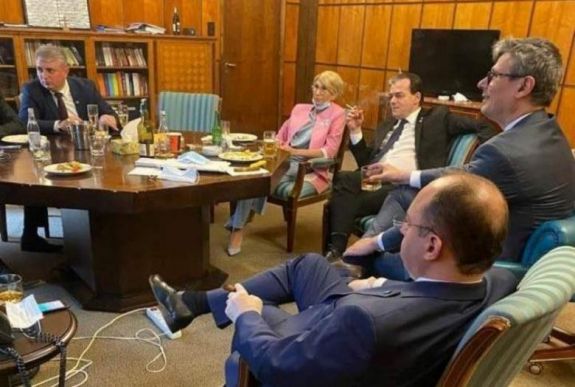 Bírságot kapott öt kormánytag zárt térben való dohányzás és a maszkviselés elmulasztása miatt