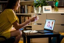 Távkapcsolat a karantén alatt: nem elég üzeneteket pötyögni, látni és hallani kell a párunkat