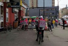 Szükségállapot: nem kell tb-járulékot és egészségbiztosítást fizetni az eladók és futárok prémiumaira