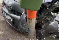 Majális: ittasan oszlopnak ütközött egy aradi taxisofőr