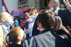 Politikusok estek egymásnak a szerbiai parlament előtt