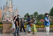 Több mint száz nap után újra megnyílt a sanghaji Disneyland