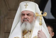 Döntött a román ortodox egyház: felfüggesztik az áldoztatást