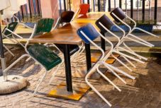 Zárva maradnak a vészhelyzet idején a vendéglők és kávézók teraszai