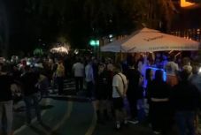 Nem törődve a fizikai távolságtartással, bulit csaptak egy bukaresti parkban