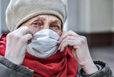 Egyértelműsíti a GCS: az idősek bármely napszakban elhagyhatják otthonukat