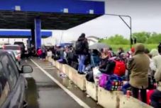 Továbbra is sor van a nagylaki román-magyar határátkelő belépési oldalán