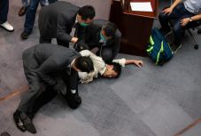 Dulakodás tört ki a hongkongi törvényhozói tanács ülésén