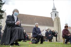 „A közösségi élet jele volt” – lelkészeket és híveket kérdeztünk az első szabadtéri szertartásról