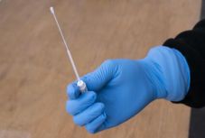 Koronavírus: ötéves kor felett minden brit jogosult a szűrésre tünetek esetén