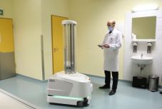 Önjáró robot segíti a vírus elleni védekezést a Semmelweis Egyetemen