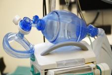 Hétszáz lélegeztetőgép érkezett két nap alatt Magyarországra