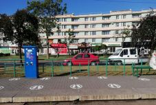 Piktogramokkal segítik a fizikai távolság betartását az aradi villamosmegállókban