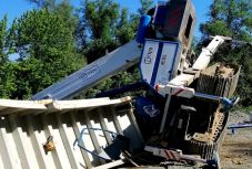 Maga alá temette a gépkezelőt a lánctalpas kotró