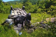 Felfüggesztett jogosítvánnyal vezetett, ráadásul fel is borult