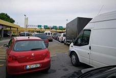 Külön sávot és új átkelők megnyitását kérik a magyar-román határon az ingázók
