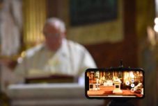 Van igény az online istentiszteletekre a járvány után is — felmérést végzett a Valláskutató Intézet