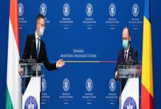 Ambrus Attila: Sajtótájékoztató maszkban