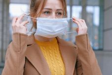 Nincs apelláta: kötelező a maszkviselés és a lázmérés nyilvános, zárt terekben