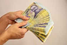 Eldőlt: bővül a 2500 lejes kockázati pótlékban részesülők köre