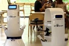 Robotpincér szolgálja ki a vendégeket egy dél-koreai kávézóban