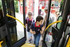 FRISSÍTVE – Egész évben ingyenesen használhatják a tanulók a helyi tömegközlekedést