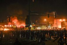 Minneapolis lángokban, a tüntetők felgyújtottak egy rendőrőrsöt 