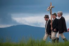 „A búcsú lehetőség, hogy embereket fotózzak” – Ádám Gyula fotóművésszel zarándokolunk Csíksomlyóra