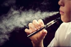 Romániában egyre elterjedtebb az elektromos cigaretták használata a serdülőkorúak körében