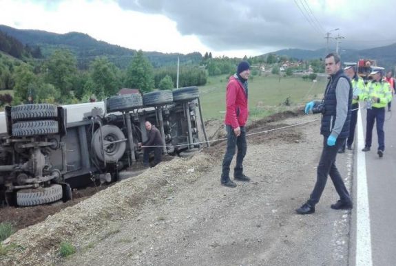 Felborult egy teherautó Csíkszereda közelében