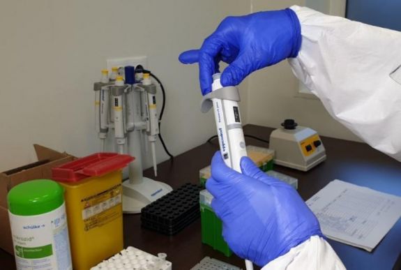 Negatív tesztjei ellenére is a koronavírus áldozatának nyilvánítottak egy asszisztensnőt